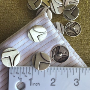 Geprägte silberfarbene Metall-Blazer-Knöpfe: Italienische Mode-Textur (19 mm)