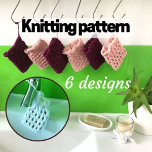 Op de afbeelding: Zes verschillende gebreide zeepzakjes die aan haken hangen. De zeepzakjes zijn in verschillende kleuren, waaronder roze, rood en blauw. De tekst "Knitting pattern 6 designs" is zichtbaar in de afbeelding.