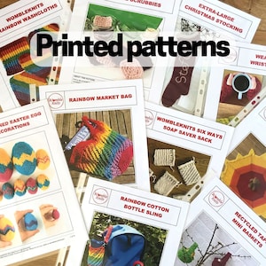 Könnte beinhalten: Eine Sammlung von gedruckten Häkelanleitungen mit verschiedenen Projekten, darunter eine Regenbogen-Einkaufstasche, ein Seifensack, eine Flaschentasche und Mini-Körbe. Die Anleitungen sind auf weißem Papier mit einem bunten Regenbogen-Thema gedruckt.