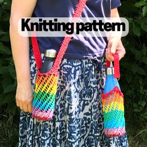 Op de afbeelding: Twee regenboogkleurige, gebreide flessenhouders in netstijl met lange banden. De ene wordt over de schouder gedragen, de andere in de hand. Beide bevatten flessen met een metalen dop. De tekst "Knitting pattern" is zichtbaar.