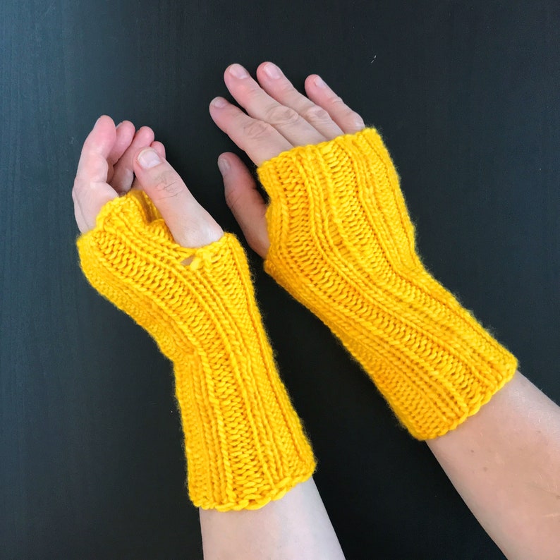 Wristwarmers KNITTING PATTERN Wear 3 Ways knit a pair of image 4