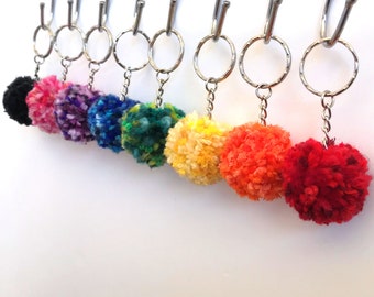 Mini porte-clés pompon fabriqué à partir de fils recyclés, breloque de sac à main durable, petit cadeau zéro déchet, décoration de fermeture à glissière, remplissage de bas, accessoire génial