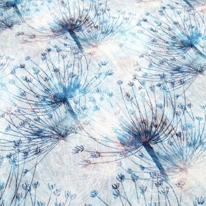 Könnte beinhalten: Ein weißer Stoff mit einem blauen und weißen Löwenzahnmuster. Die Löwenzähne sind in einem zarten, federleichten Stil gezeichnet.