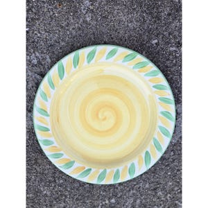 Suzanne Katkhuda Redware 10 3/4" talerz obiadowy żółto-zielony Anglia ręcznie podpisany