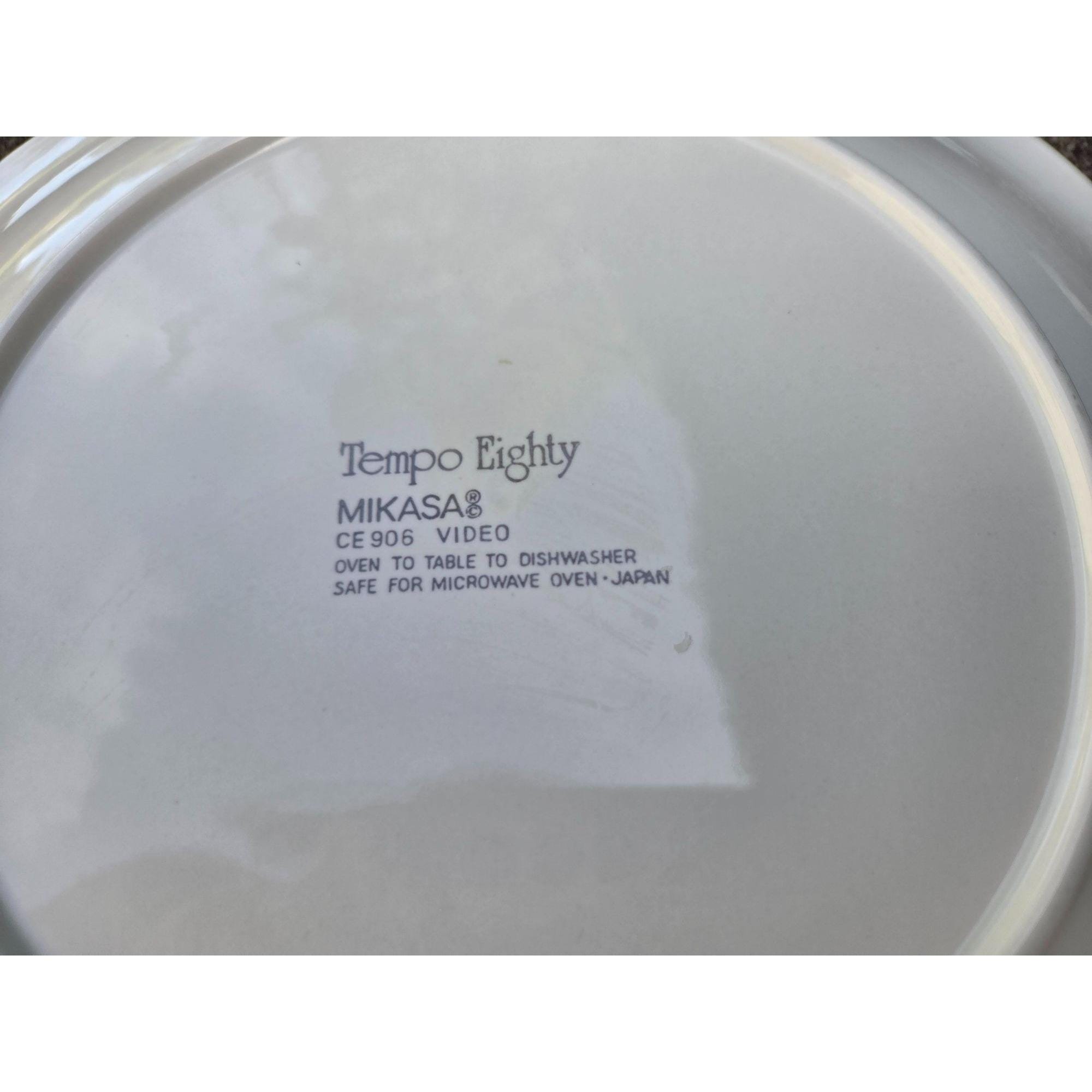 2 Mikasa Tempo Eighty Video Square Ceramic Dinner Plates Pastel