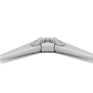 Puede incluir: Un boomerang de pl&aacute;stico blanco con forma redondeada y una bisagra central. El boomerang tiene un acabado liso y mate.