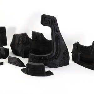 以下が含まれることがあります： 黒色の3Dプリントされたパーツのセットで、組み立てるとボートのモデルになります。パーツは複雑な彫刻とパターンで装飾されています。