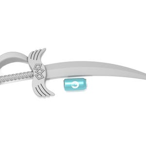 Peut inclure: Une &eacute;p&eacute;e jouet argent&eacute;e avec une lame incurv&eacute;e et une poign&eacute;e avec un motif d'aile. L'&eacute;p&eacute;e est pos&eacute;e sur une surface blanche.