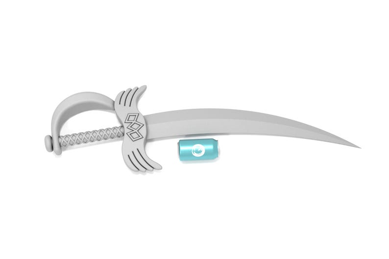 Peut inclure: Une &eacute;p&eacute;e jouet argent&eacute;e avec une lame incurv&eacute;e et une poign&eacute;e avec un motif d'aile. L'&eacute;p&eacute;e est pos&eacute;e sur une surface blanche.