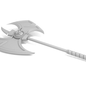 K&ouml;nnte beinhalten: Eine hellgraue Fantasy-Axt mit doppeltem Klingen-Kopf und langem Stiel. Der Axtkopf hat ein stilisiertes Design mit gebogenen Klingen und einem zentralen Emblem. Der Griff hat einen strukturierten Griff.