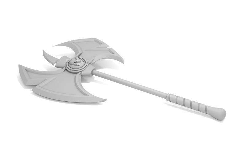 K&ouml;nnte beinhalten: Eine hellgraue Fantasy-Axt mit doppeltem Klingen-Kopf und langem Stiel. Der Axtkopf hat ein stilisiertes Design mit gebogenen Klingen und einem zentralen Emblem. Der Griff hat einen strukturierten Griff.
