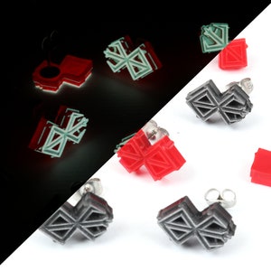 Puede incluir: Un conjunto de seis pendientes con un dise&ntilde;o geom&eacute;trico. Los pendientes est&aacute;n disponibles en tres colores: rojo, gris y verde. Los pendientes est&aacute;n hechos de un material duradero y son perfectos para el uso diario.