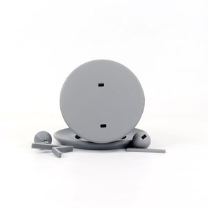 Pode incluir: Uma base de pl&aacute;stico cinza com dois orif&iacute;cios, um suporte de pl&aacute;stico cinza com uma pequena bola de pl&aacute;stico cinza em cada extremidade e uma figura de pl&aacute;stico cinza em forma de estrela.
