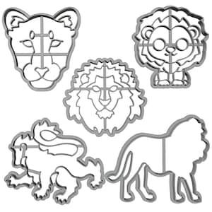 Puede incluir: Conjunto de cinco cortadores de galletas de metal con forma de leones y una leona. Los cortadores est&aacute;n dise&ntilde;ados para hacer galletas u otros productos horneados.