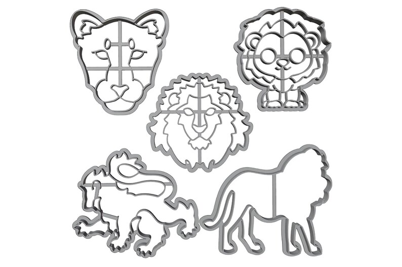Puede incluir: Conjunto de cinco cortadores de galletas de metal con forma de leones y una leona. Los cortadores est&aacute;n dise&ntilde;ados para hacer galletas u otros productos horneados.