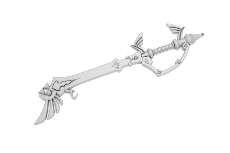 K&ouml;nnte beinhalten: Ein silberfarbenes Schwert mit einem Fl&uuml;geldesign und einem dreieckigen Emblem auf der Klinge. Das Schwert hat einen gebogenen Griff mit einem dekorativen Design.