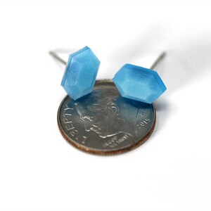 K&ouml;nnte beinhalten: Ein Paar blaue Edelsteinohrringe mit silbernen Stiften. Die Ohrringe werden neben einer 10-Cent-M&uuml;nze zur Gr&ouml;&szlig;enreferenz gezeigt.