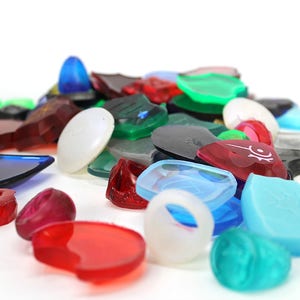 Puede incluir: Una colecci&oacute;n de formas de pl&aacute;stico transl&uacute;cido de colores, que incluyen c&iacute;rculos, cuadrados y tri&aacute;ngulos. Algunas de las formas tienen dise&ntilde;os o patrones.