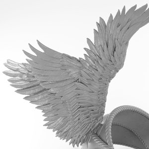 Może przedstawiać: Para srebrnych skrzydeł anielskich z detalicznymi teksturami pi&oacute;r. Skrzydła są przymocowane do sk&oacute;rzanego paska.