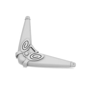 Puede incluir: Un boomerang de pl&aacute;stico blanco con un dise&ntilde;o decorativo en la parte superior. El boomerang tiene una forma curva y una superficie lisa.