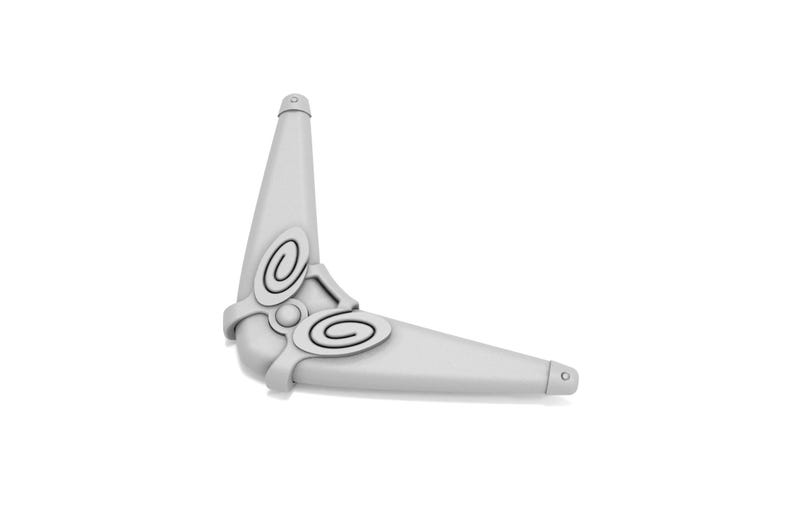 Puede incluir: Un boomerang de pl&aacute;stico blanco con un dise&ntilde;o decorativo en la parte superior. El boomerang tiene una forma curva y una superficie lisa.