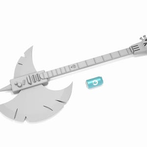Puede incluir: Una guitarra el&eacute;ctrica blanca con forma de hacha con una clavija en forma de calavera y una lata plateada sobre un fondo blanco.