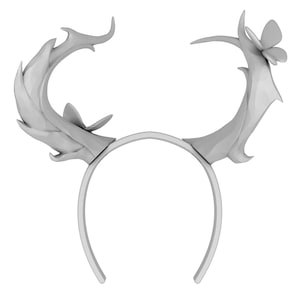 Puede incluir: Una diadema blanca con dos cuernos en la parte superior. Los cuernos están hechos de un material blanco liso y tienen un delicado diseño floral. Una pequeña mariposa está unida a la parte superior de uno de los cuernos.