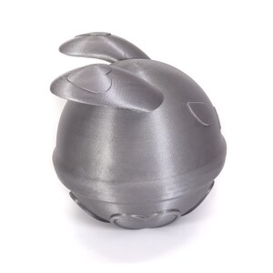 Op de afbeelding: Een zilverkleurig 3D-geprint speelgoed in de vorm van een konijn met grote oren. Het speelgoed heeft een gladde, metalen afwerking.