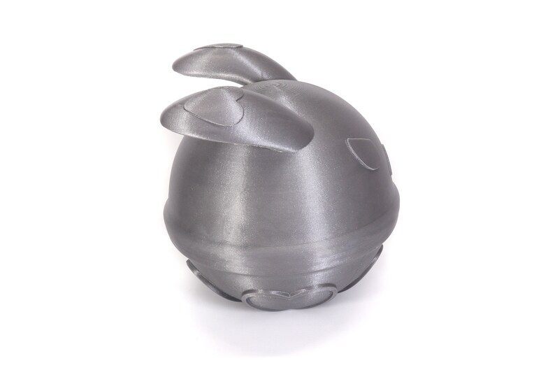Op de afbeelding: Een zilverkleurig 3D-geprint speelgoed in de vorm van een konijn met grote oren. Het speelgoed heeft een gladde, metalen afwerking.