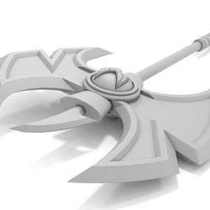 K&ouml;nnte beinhalten: Eine hellgraue Doppelklingen-Axt mit langem Stiel. Der Axtkopf hat ein dekoratives Design mit gebogenen Klingen und einem zentralen Emblem. Der Griff hat einen strukturierten Griff. Die Axt ist vor wei&szlig;em Hintergrund.