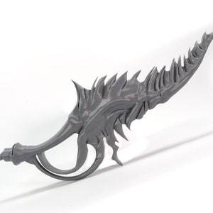 Könnte beinhalten: Ein graues, 3D-gedrucktes, stilisiertes Schwert mit einem gebogenen Griff und einer scharfen, gezackten Klinge.