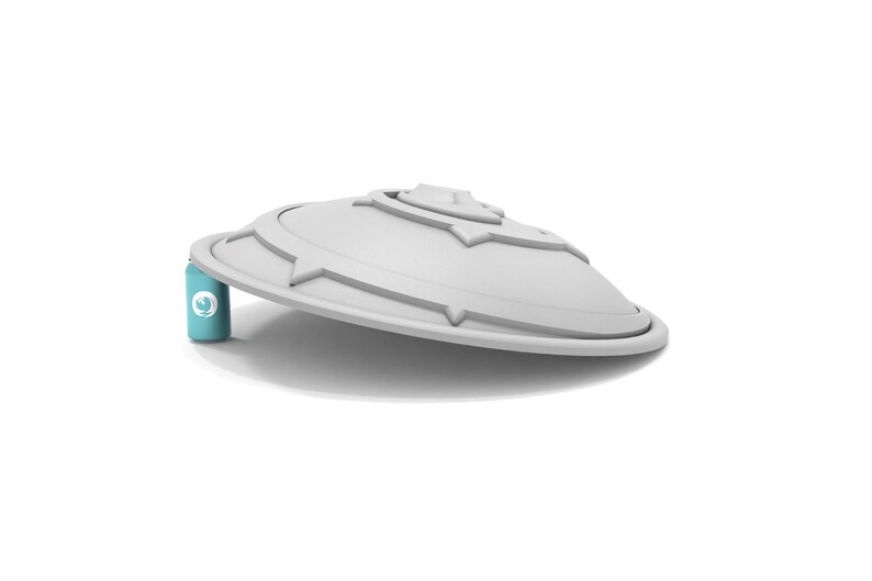 Puede incluir: Un escudo de pl&aacute;stico blanco con un dise&ntilde;o en relieve y una superficie ligeramente curvada.
