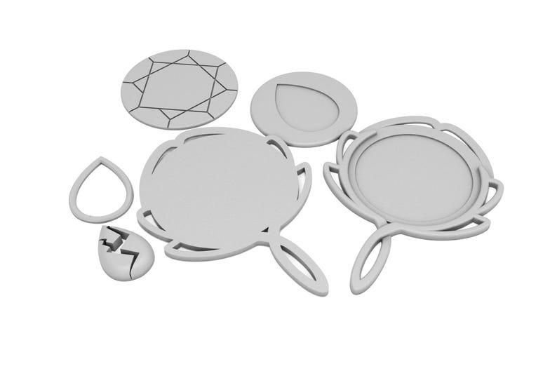 Puede incluir: Cinco espejos decorativos de pl&aacute;stico blanco de diferentes formas. Los espejos tienen forma de diamante, l&aacute;grima y dos espejos de mano con marcos ornamentados. El quinto espejo es una forma de l&aacute;grima rota.