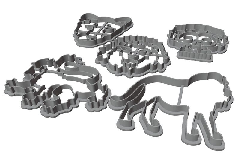Puede incluir: Conjunto de cuatro cortadores de galletas de metal gris en forma de le&oacute;n, oso, reno y &aacute;rbol de Navidad.