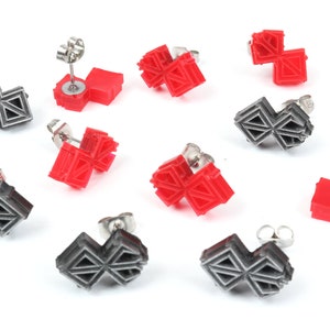 Puede incluir: Un conjunto de ocho pendientes con un dise&ntilde;o geom&eacute;trico. Cuatro pendientes son rojos y cuatro son plateados.