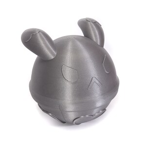 Op de afbeelding: Een grijs 3D-geprint speelgoed in de vorm van een konijn met grote oren. Het speelgoed heeft een rond lichaam en een platte bodem.