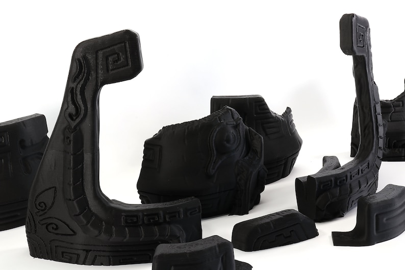 以下が含まれることがあります： 黒色の複雑な彫刻が施された3Dプリントされた部品のセット。部品は、より大きな構造を形成するために組み合わされるように設計されています。部品は、滑らかでマットな黒色のプラスチックでできています。