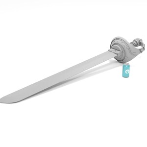 Puede incluir: Una espada gris con una empu&ntilde;adura decorativa y una hoja larga y recta. La espada est&aacute; junto a una peque&ntilde;a lata azul claro. La espada parece estar hecha de metal o un material similar.