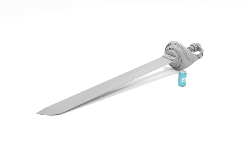 Puede incluir: Una espada gris con una empu&ntilde;adura decorativa y una hoja larga y recta. La espada est&aacute; junto a una peque&ntilde;a lata azul claro. La espada parece estar hecha de metal o un material similar.