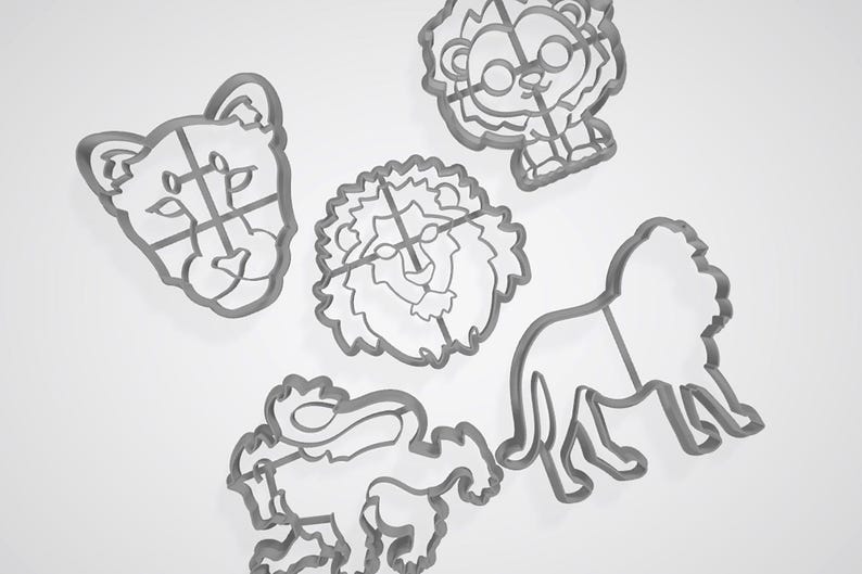 Puede incluir: Conjunto de cinco cortadores de galletas de metal con forma de leones. Los cortadores est&aacute;n en varias poses, incluyendo un le&oacute;n con melena, un le&oacute;n con corona y un le&oacute;n con una pata levantada.