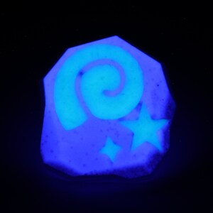 Pin fósil de Animal Crossing: Pin de resina que brilla en la oscuridad SPN1 Discovery Glow