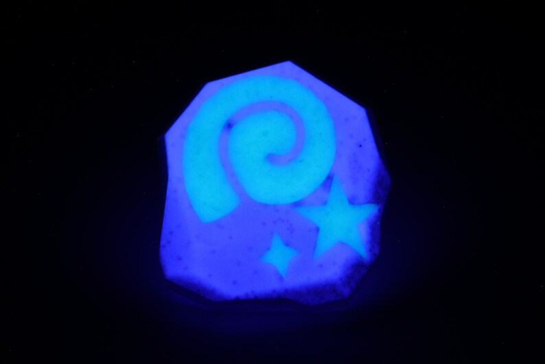 Pin fósil de Animal Crossing: Pin de resina que brilla en la oscuridad SPN1 Discovery Glow