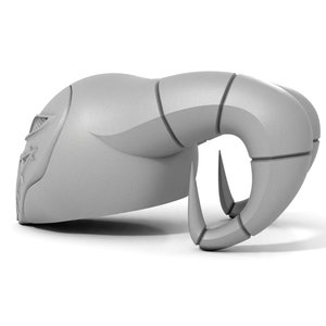Puede incluir: Un casco gris con cuernos estilizado, impreso en 3D, con un dise&ntilde;o detallado. El casco tiene un cuerno puntiagudo y curvo a cada lado.