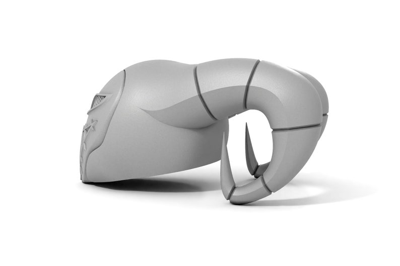 Puede incluir: Un casco gris con cuernos estilizado, impreso en 3D, con un dise&ntilde;o detallado. El casco tiene un cuerno puntiagudo y curvo a cada lado.