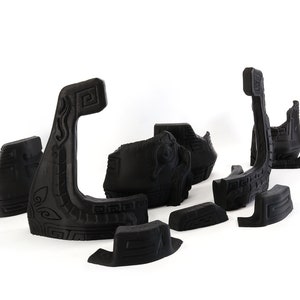 以下が含まれることがあります： 黒く複雑に彫刻された3Dプリントパズルピースのセット。ピースはボートの形をしており、さまざまな幾何学模様が施されています。