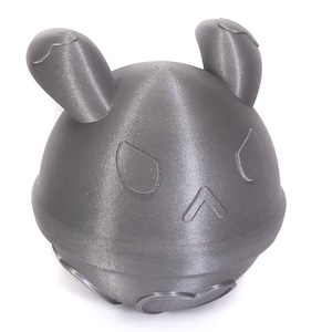Op de afbeelding: Een grijs 3D-geprint speelgoed in de vorm van een konijn met grote oren. Het speelgoed heeft een eenvoudig gezicht met twee ogen en een neus.
