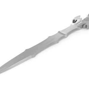 Könnte beinhalten: Ein silbernes Schwert mit einem verzierten Griff und einer scharfen Klinge.