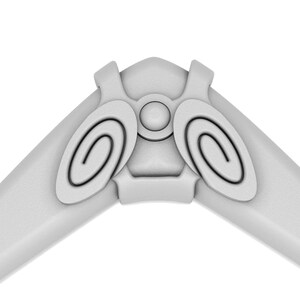 Puede incluir: Un boomerang blanco con dos dise&ntilde;os circulares a cada lado. El boomerang tiene una superficie lisa y redondeada.