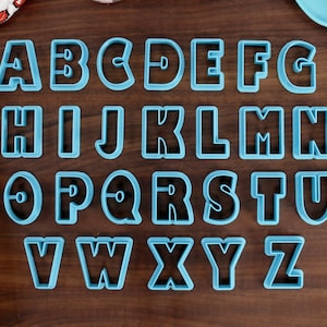 Cortadores de galletas con fuente Bold FONT: fuente Showcard, letras en negrita, letras elegantes para pasteles, decoración de pasteles: letras de fondant