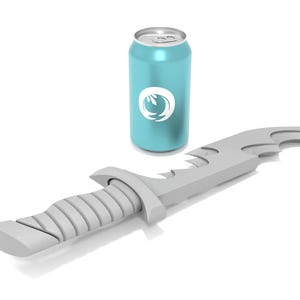 Op de afbeelding: Een lichtblauwe aluminium can met een wit logo en een grijs, gestileerd mes. Het mes heeft een geribbelde handgreep en een gebogen lemmet met uitgesneden details. De objecten staan op een witte achtergrond.